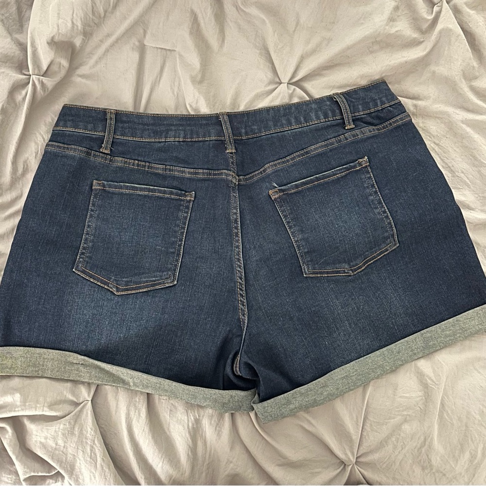 Time and Tru Women's Mid-Rise Denim Shorts - Like New - Picture 3 of 3